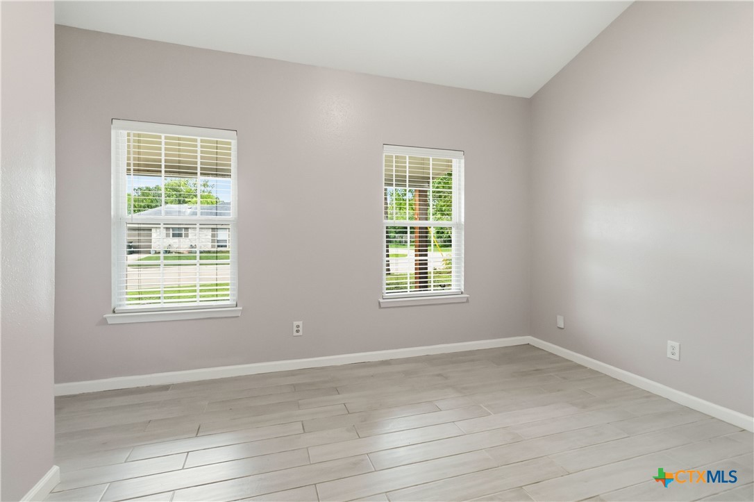 594 Kellys Way Property Photo 32