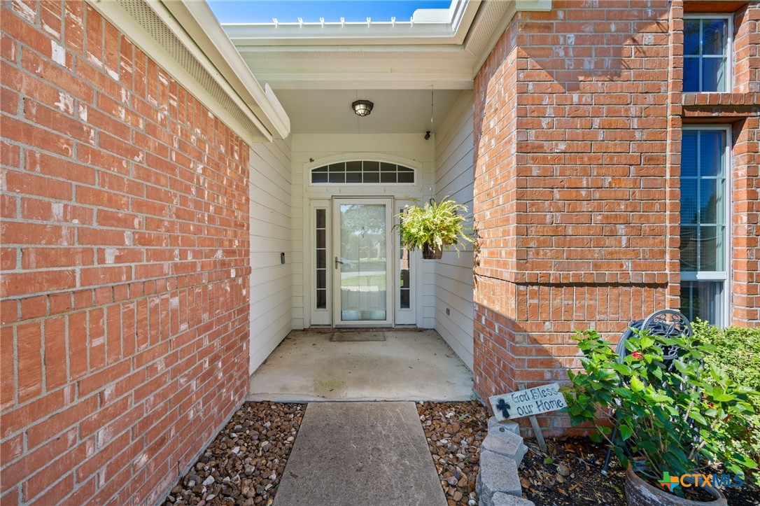 910 Neuberry Cliffe Property Photo 4