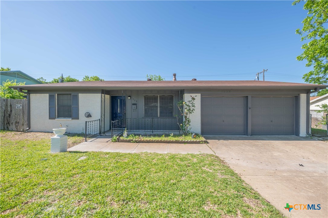 1228 Chippendale Drive Property Photo 2