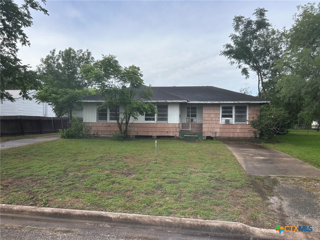 903 E Mistletoe Avenue Property Photo 1