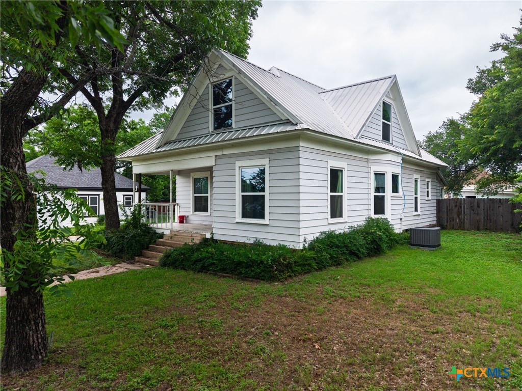 1312 E Leon Street Property Photo 3