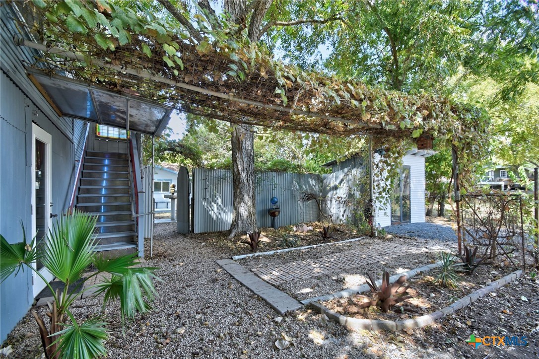 717 1/2 S Laurel Avenue Property Photo 3