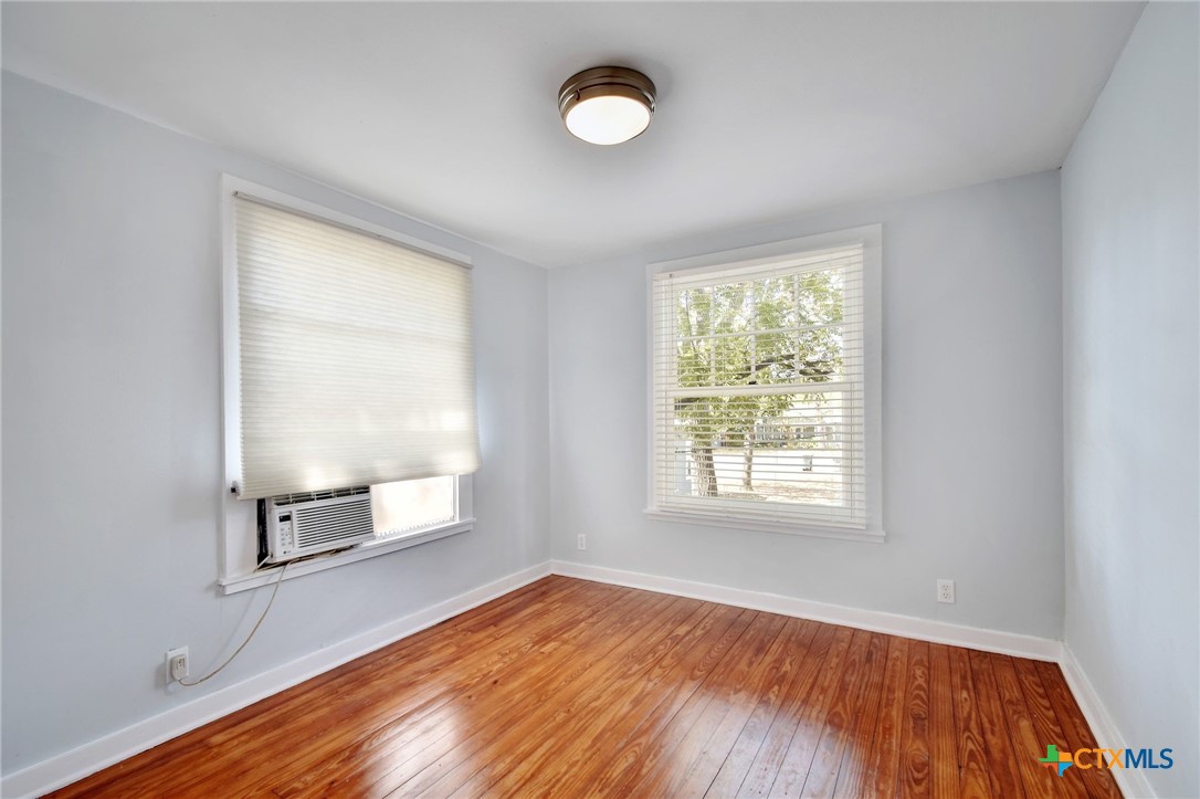 717 1/2 S Laurel Avenue Property Photo 10
