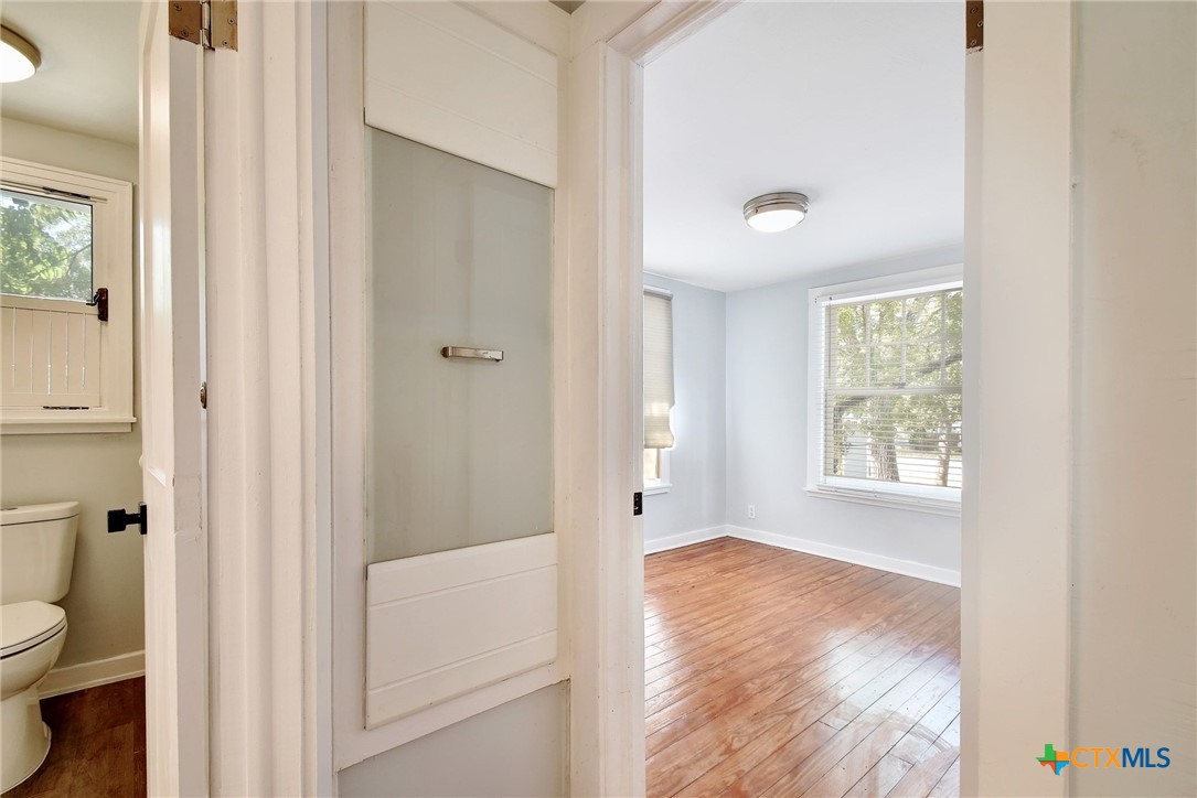717 1/2 S Laurel Avenue Property Photo 11