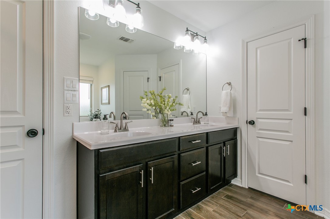 8304 Split Trail Cove Property Photo 12