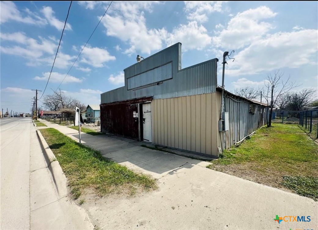 307 W Central Avenue Property Photo 4