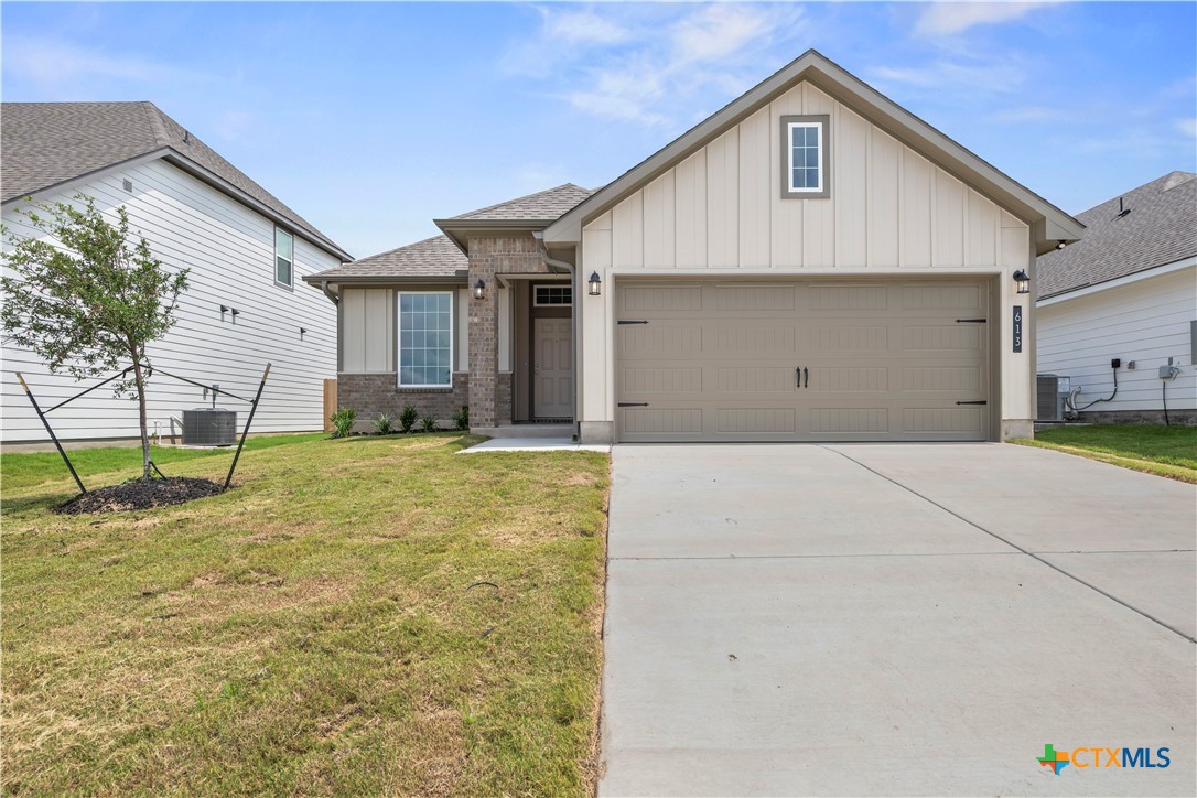 613 James Parker Circle Property Photo 1