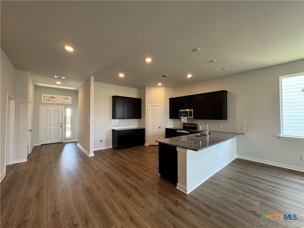 605 James Parker Circle Property Photo 3