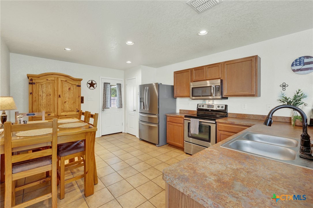 603 Nw Crossing Drive Property Photo 6
