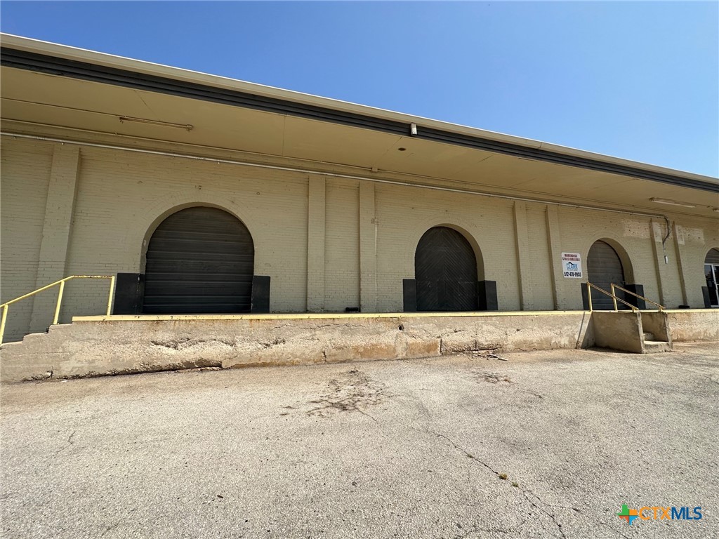 200 W New Braunfels Street Property Photo 2