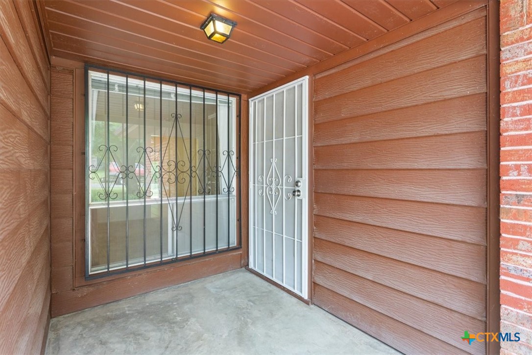 1906 Willowbend Drive Property Photo 2