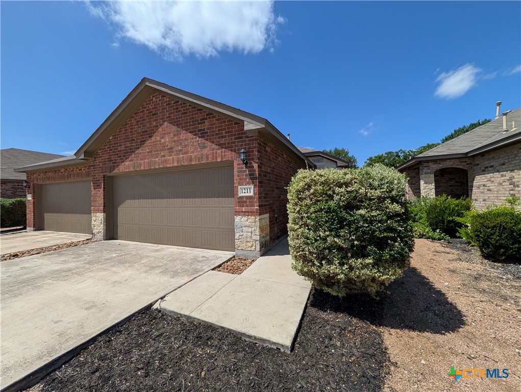 1211 Old Fm 306 Property Photo 2