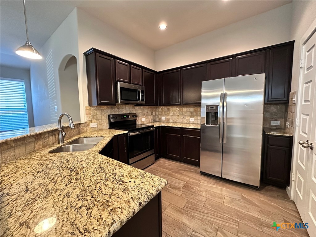 371 Creekside Curve Property Photo 8