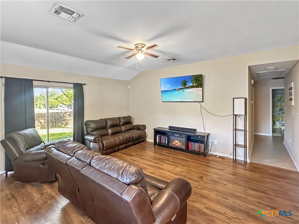 704 S Market Street Property Photo 4