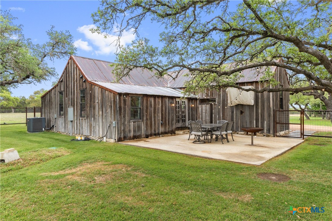 7503 E Us Hwy 290 Property Photo 5