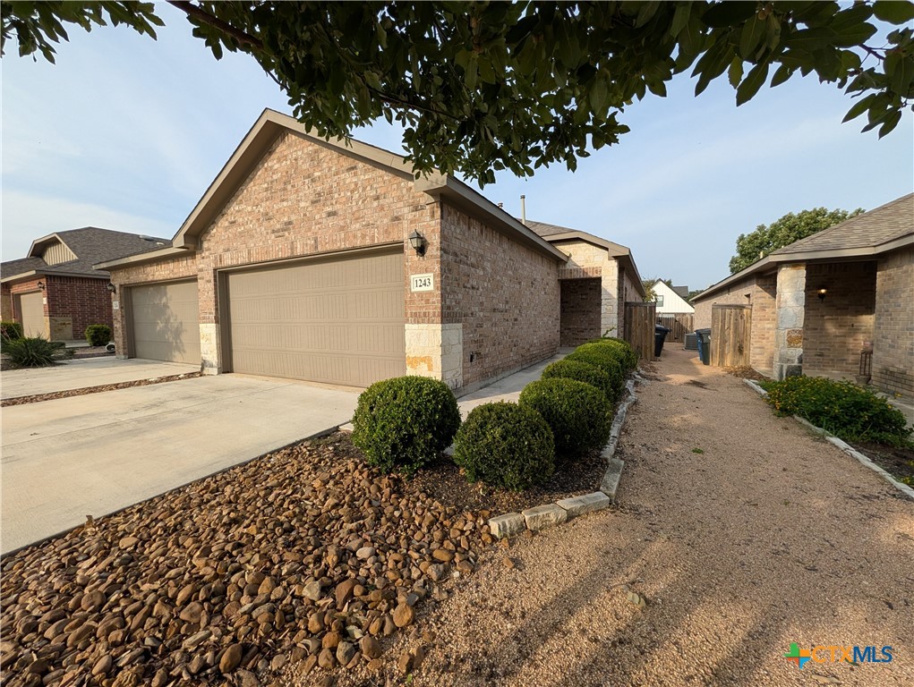 1243 Old Fm 306 Property Photo 2