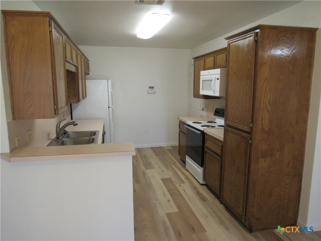 3004 Honeysuckle Circle A Property Photo 6