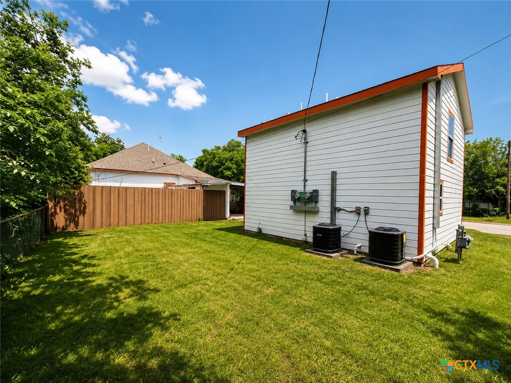 1404 W Ave E - B Property Photo 4
