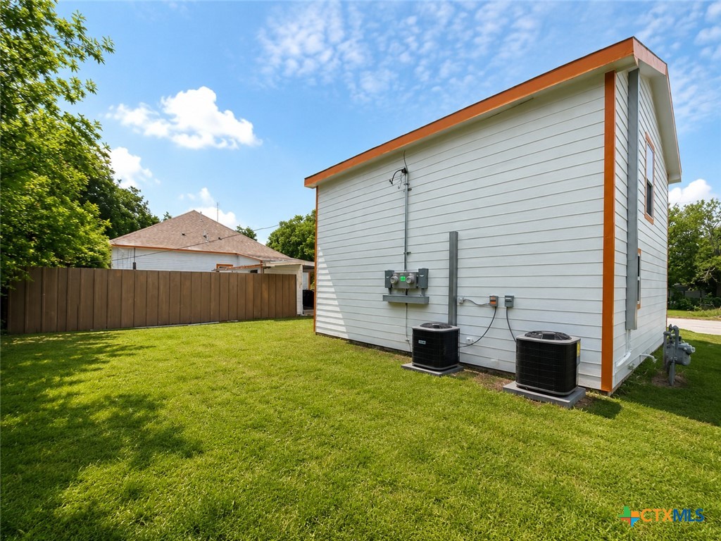 1404 W Ave E - B Property Photo 5