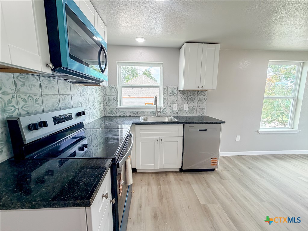 1404 W Ave E - B Property Photo 6