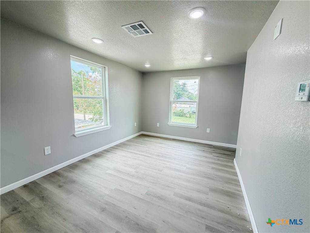 1404 W Ave E - B Property Photo 9