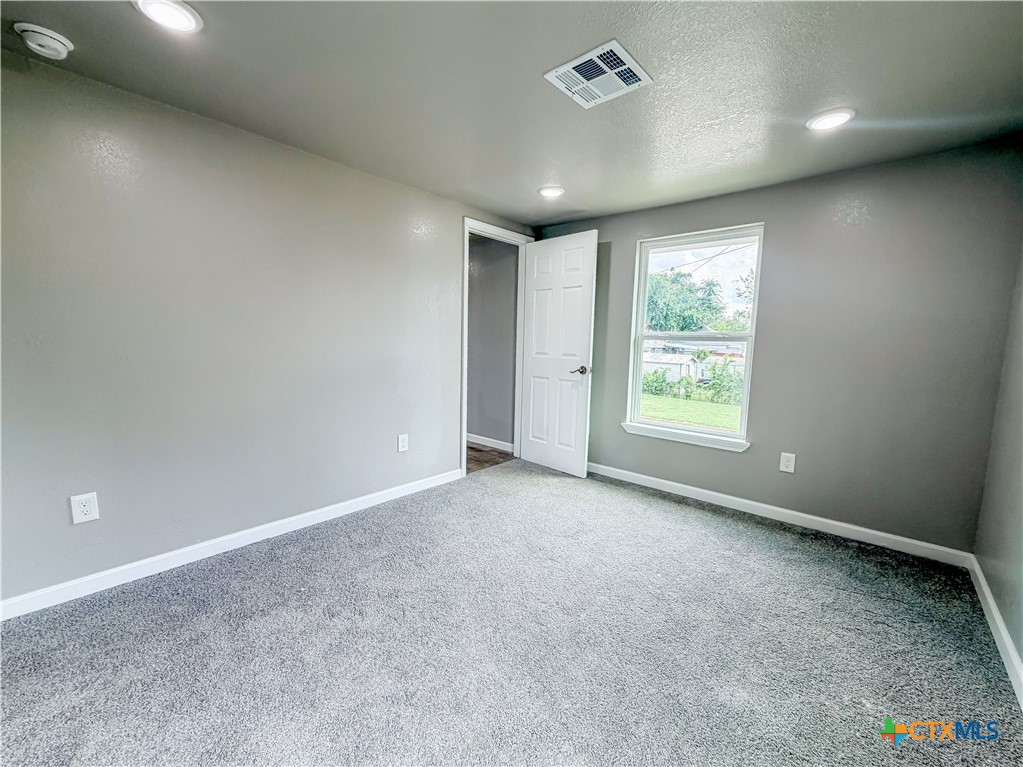 1404 W Ave E - B Property Photo 10
