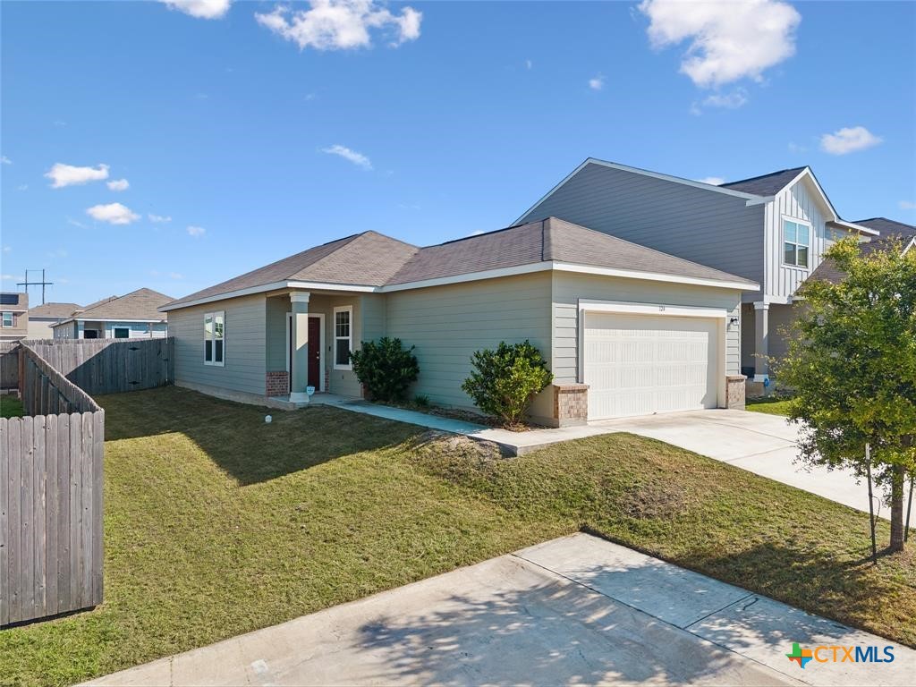 124 NE Peony Lane Property Photo 1