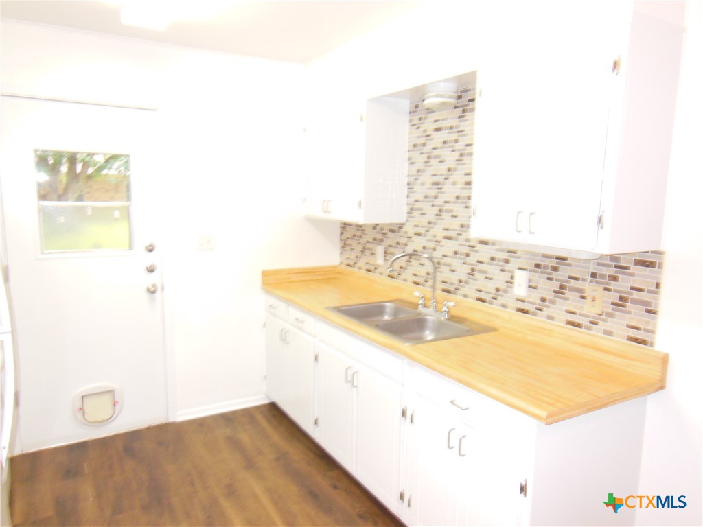 1022 Clover Circle Property Photo 7