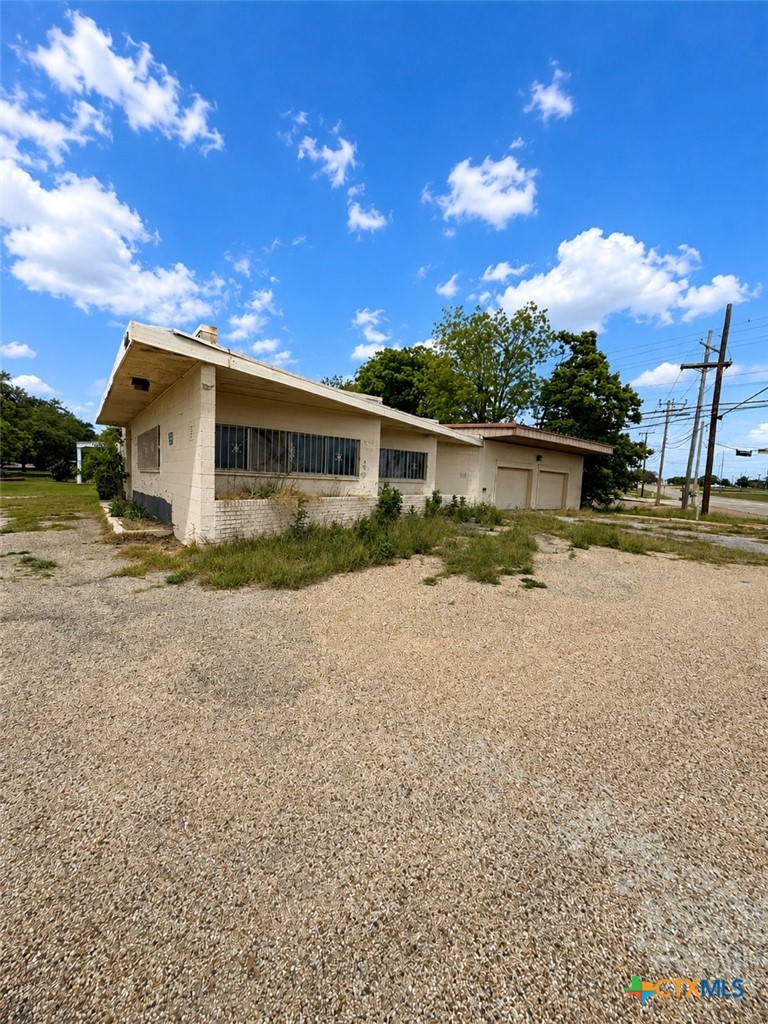 402 W Zenith Avenue Property Photo 2