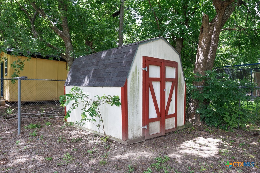 703 W Avenue F Property Photo 4