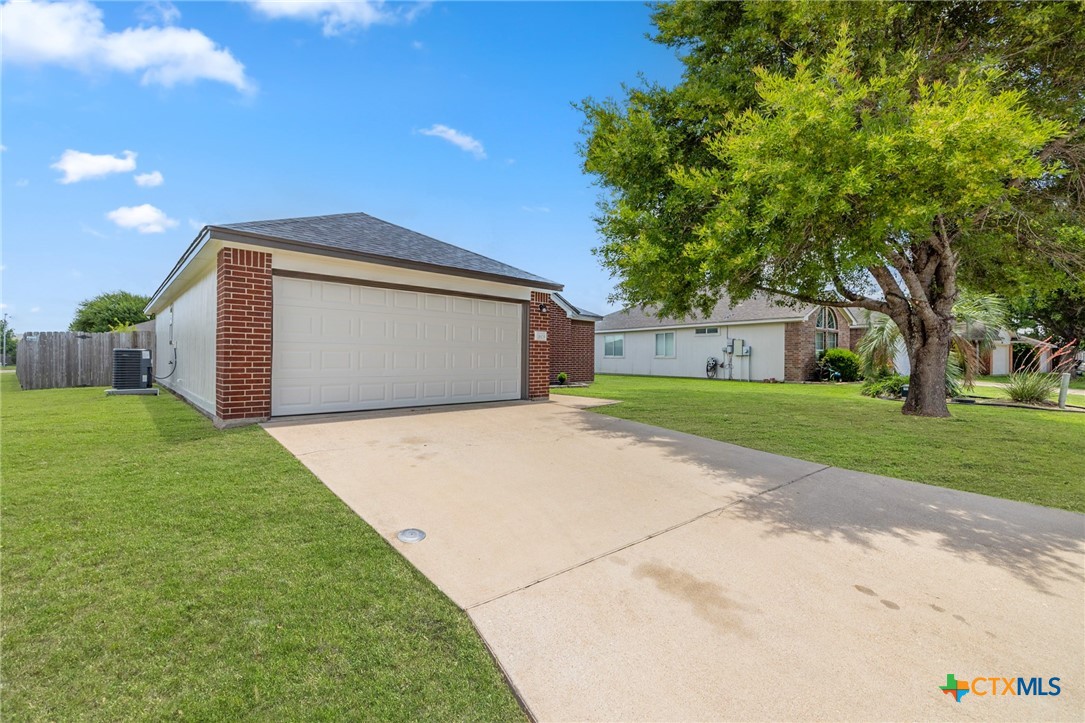 1605 Oak Chase Trail Property Photo 3