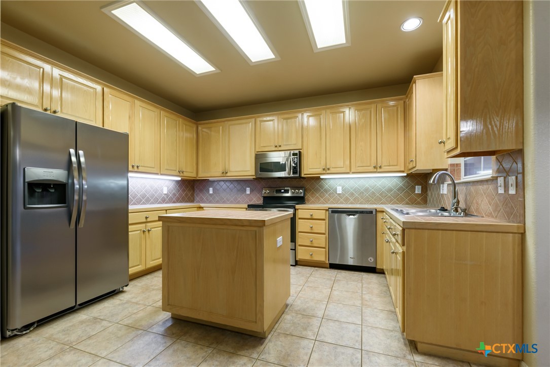 2610 Fairwood Drive Property Photo 7