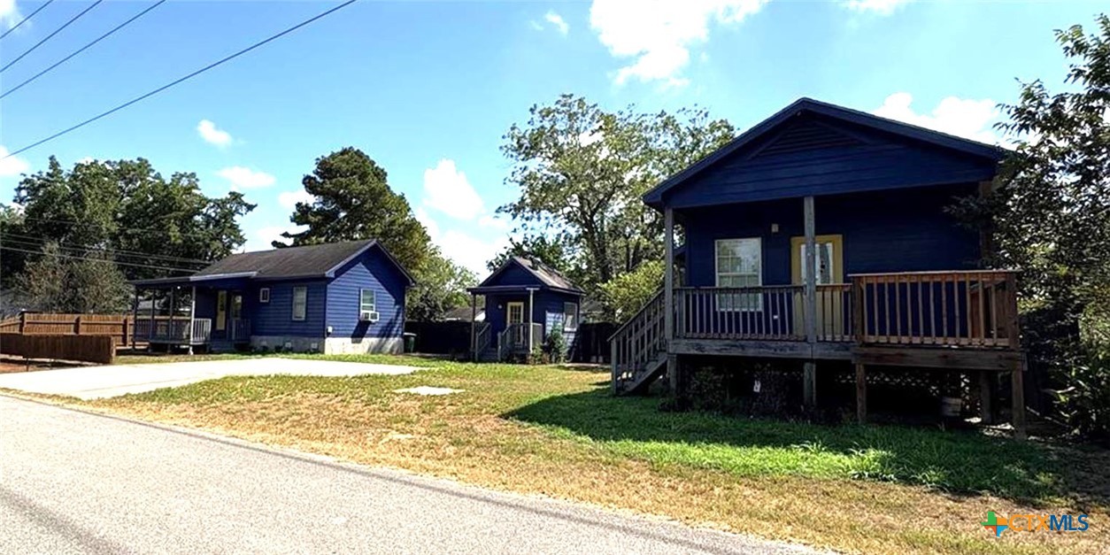 1017 W Nueces Street Property Photo 1