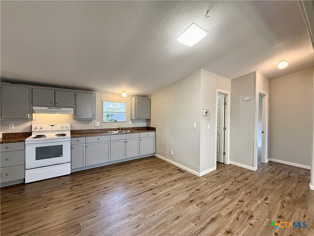 319 E Zipp Road Property Photo 7
