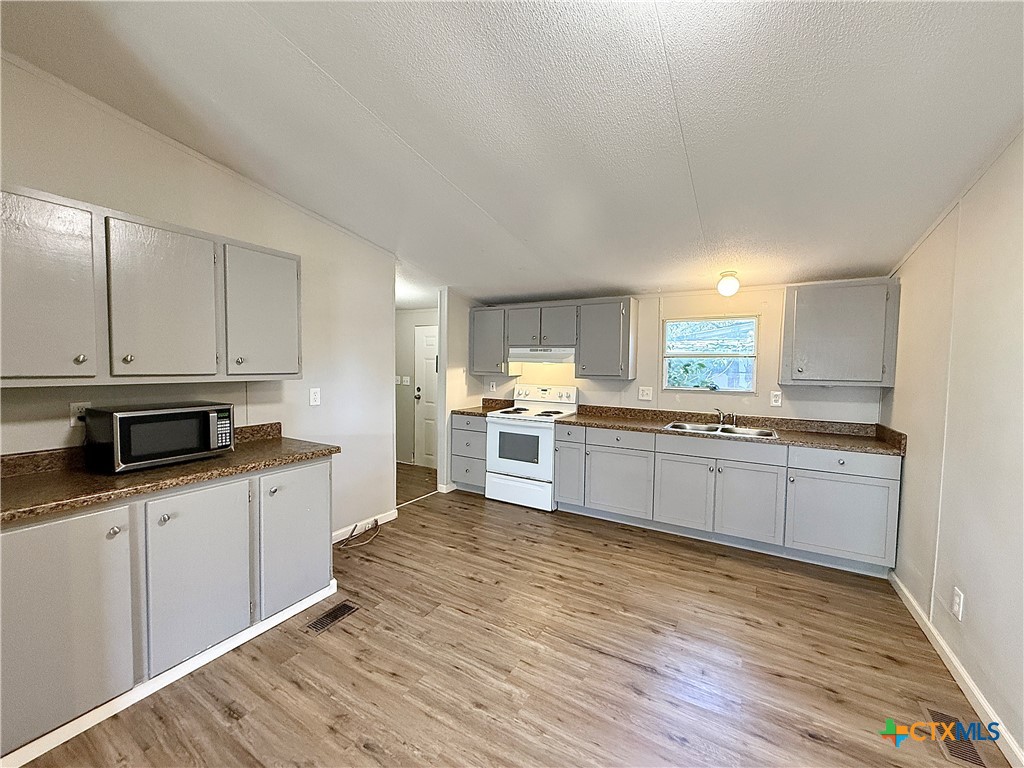 319 E Zipp Road Property Photo 8