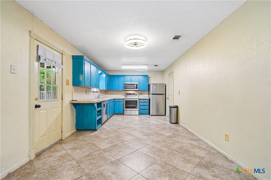 912 Edwards Street Property Photo 12