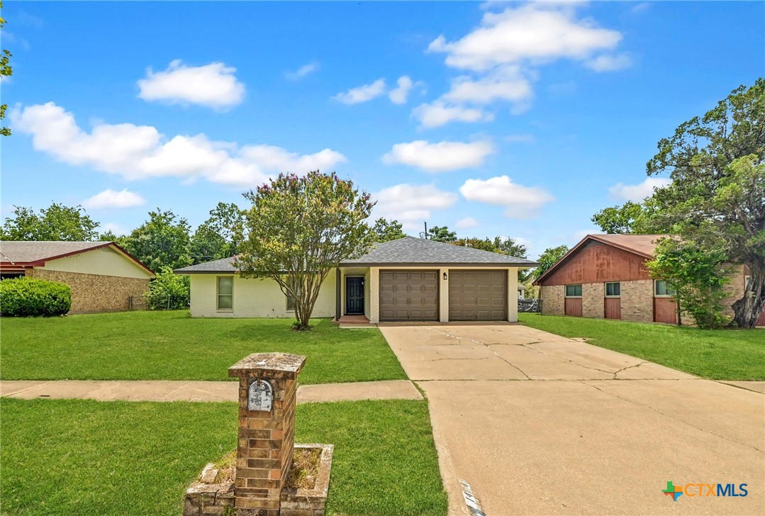 1404 Farhills Drive Property Photo 1