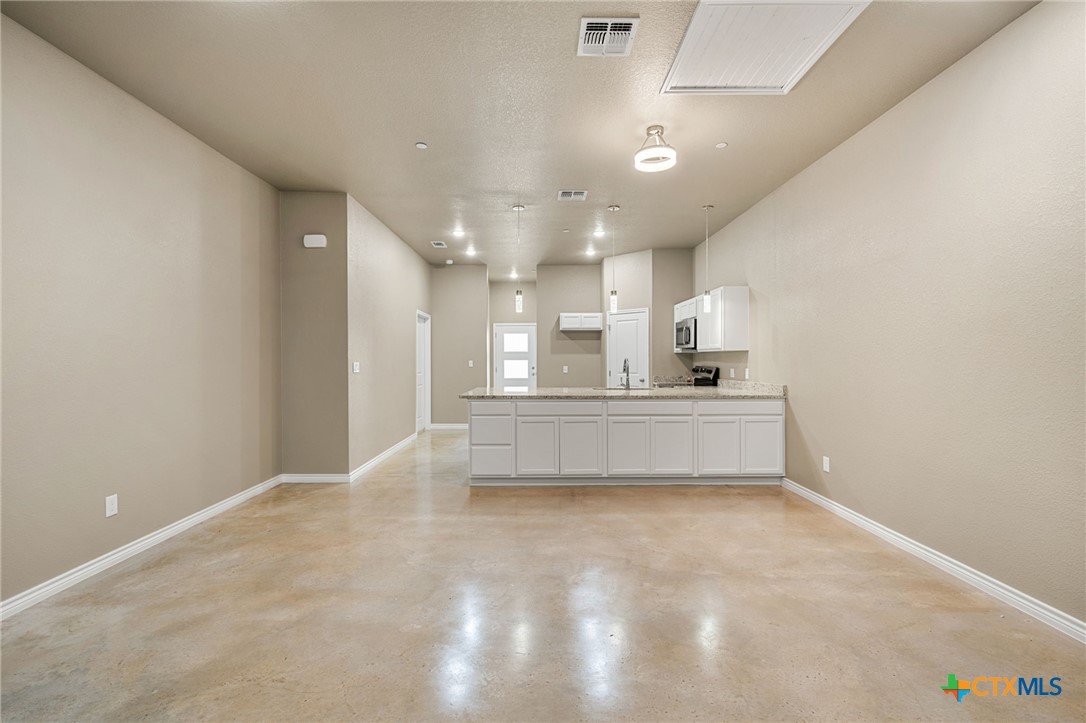 408 W Avenue C Property Photo 8