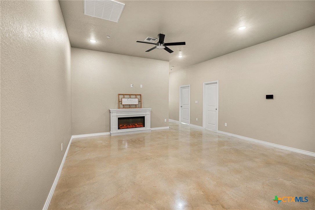 408 W Avenue C Property Photo 12