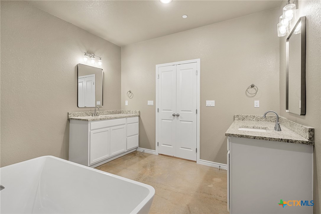 408 W Avenue C Property Photo 17