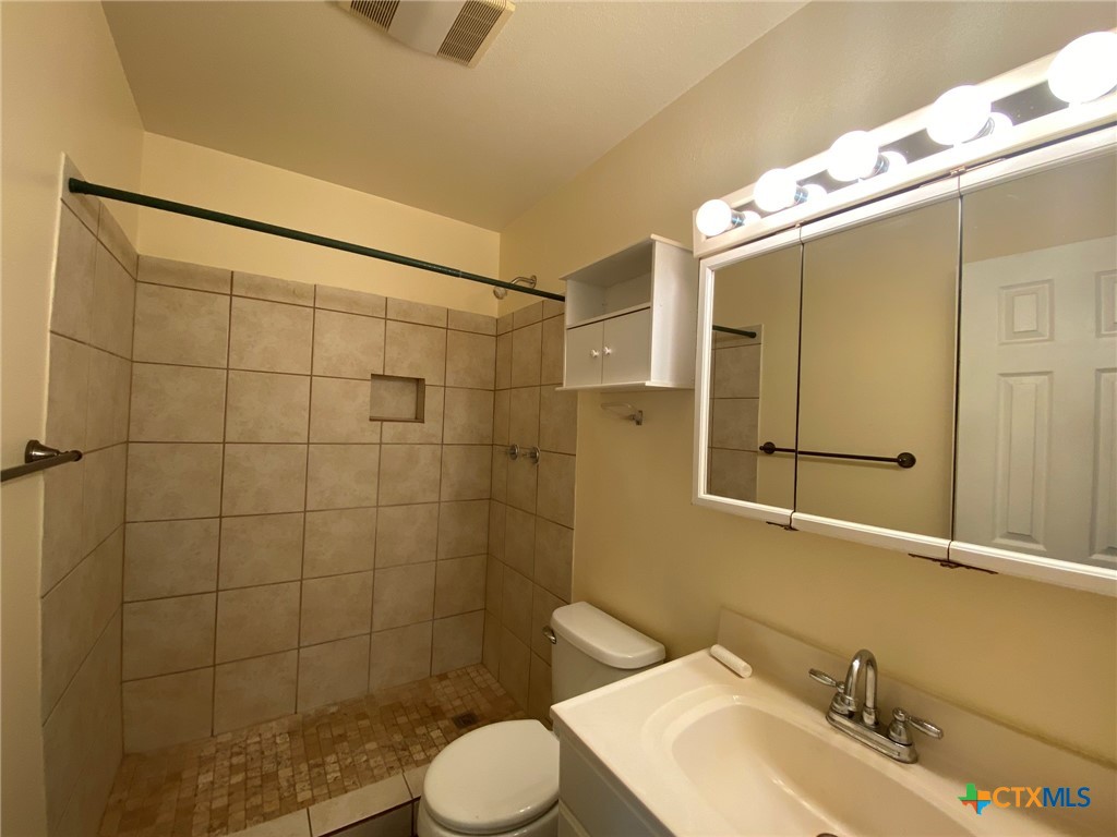 570 Beverly Lane Property Photo 9