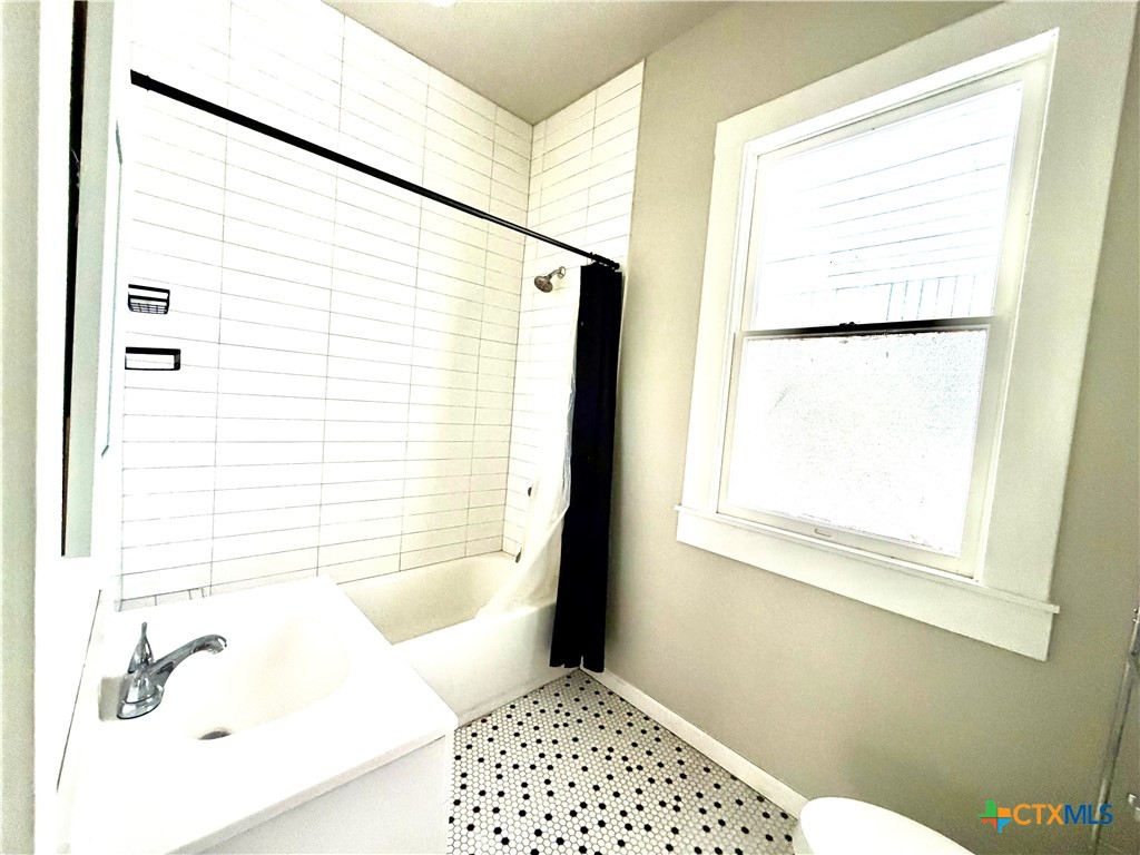 405 E Commercial Street 2 Property Photo 3