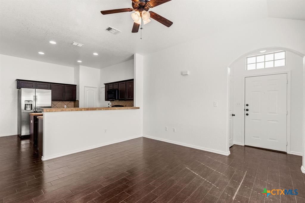 586 Creekside Circle Property Photo 3