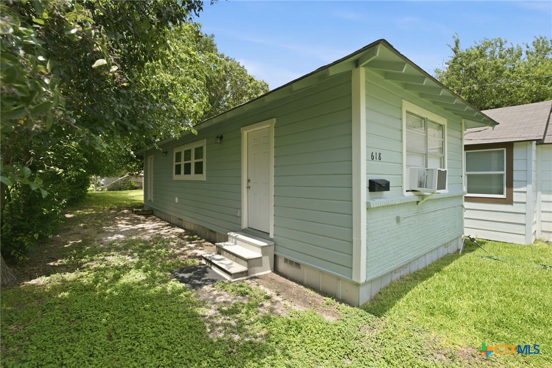 618 E Ireland Street Property Photo 1