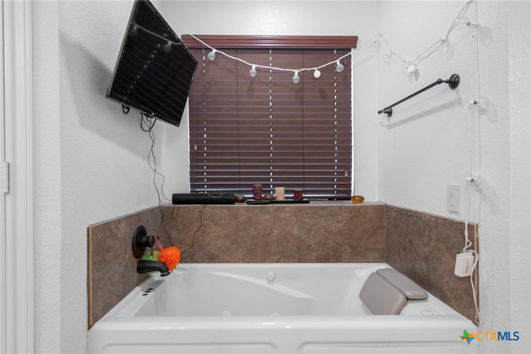 2402 Scott Drive Property Photo 4