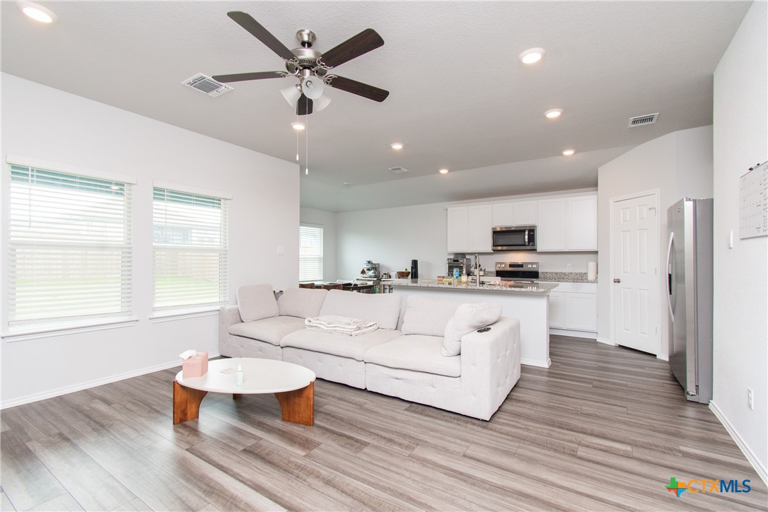 1916 Deodar Drive Property Photo 4