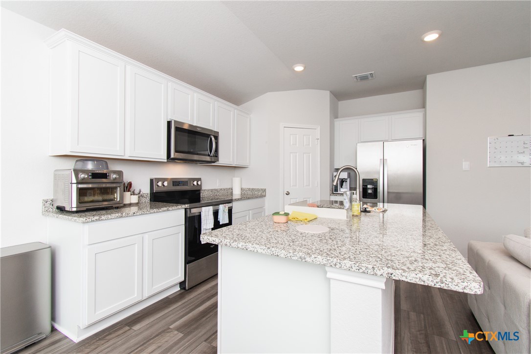 1916 Deodar Drive Property Photo 6