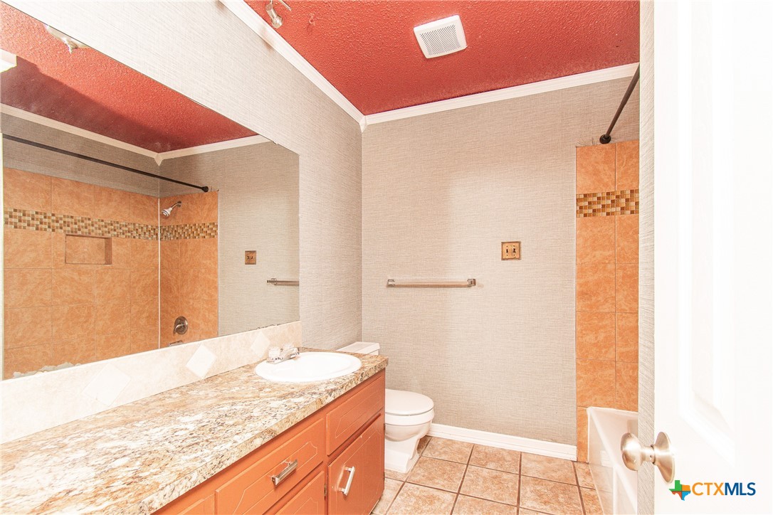 2001 Eisenhower Drive Property Photo 10