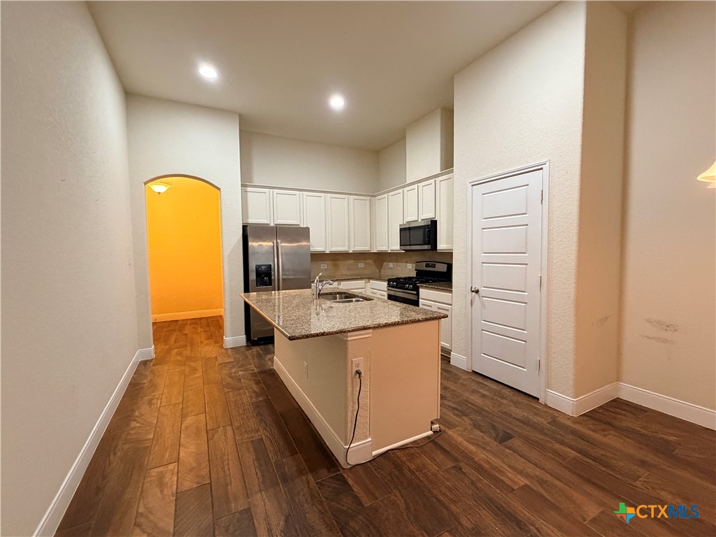 1231 Old Fm 306 Property Photo 4
