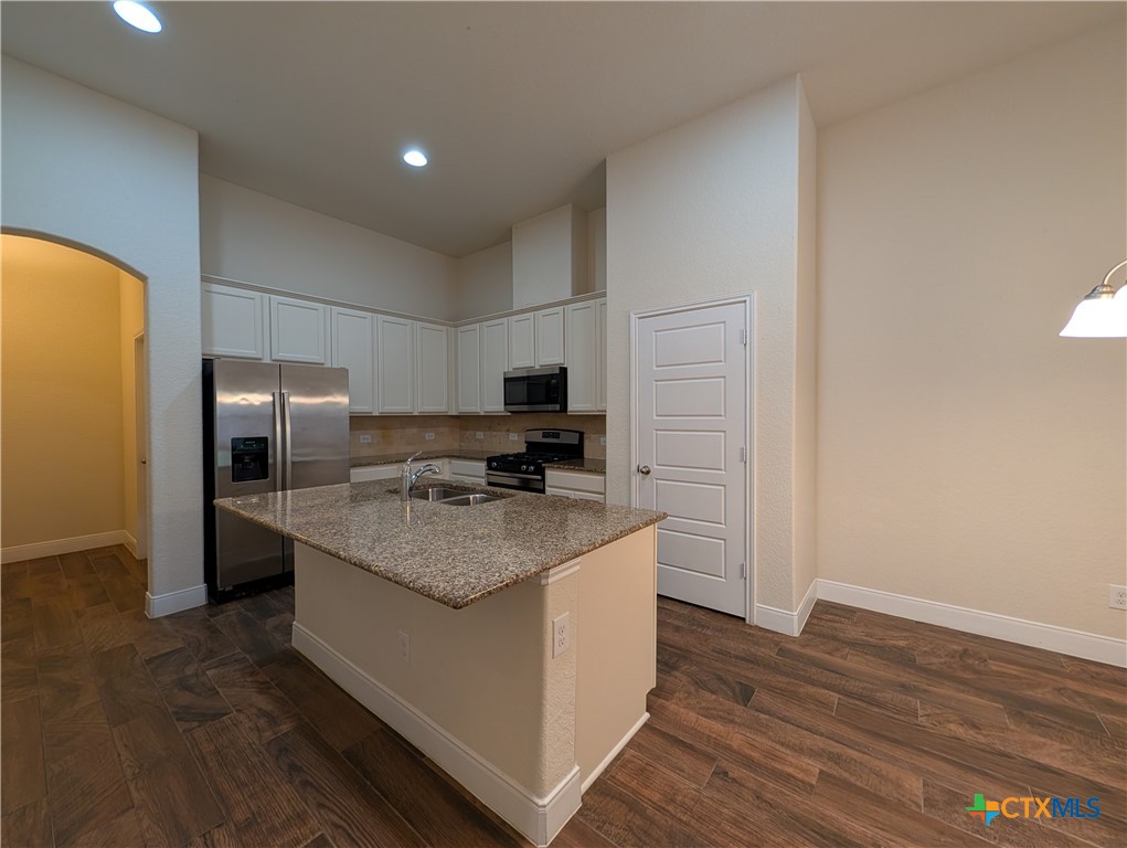 1231 Old Fm 306 Property Photo 6